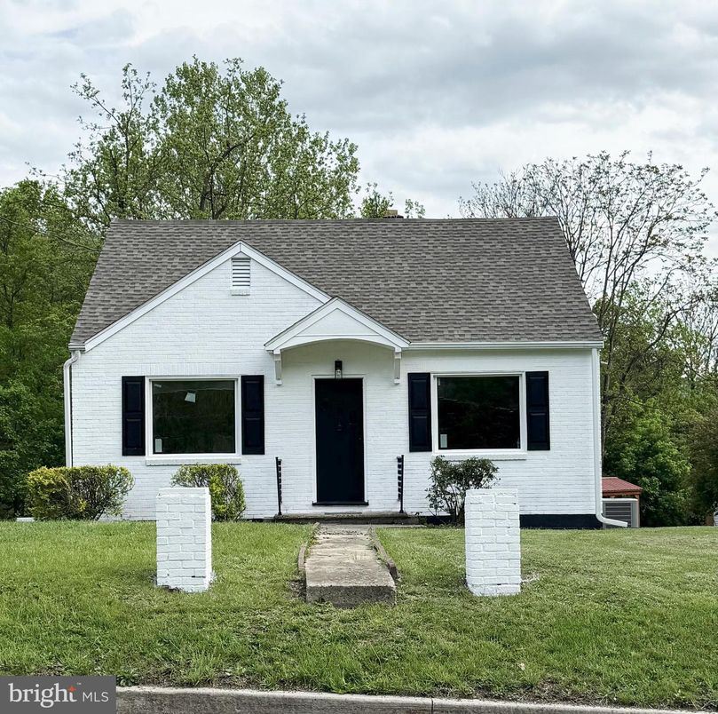 Exterior, Facade, Cape Cod