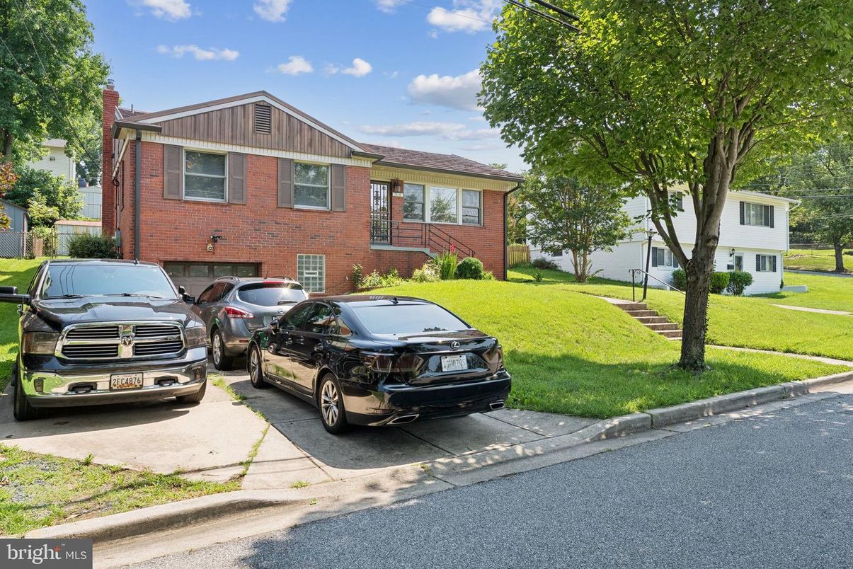 Exterior, Facade, Brick Facade, Split Level