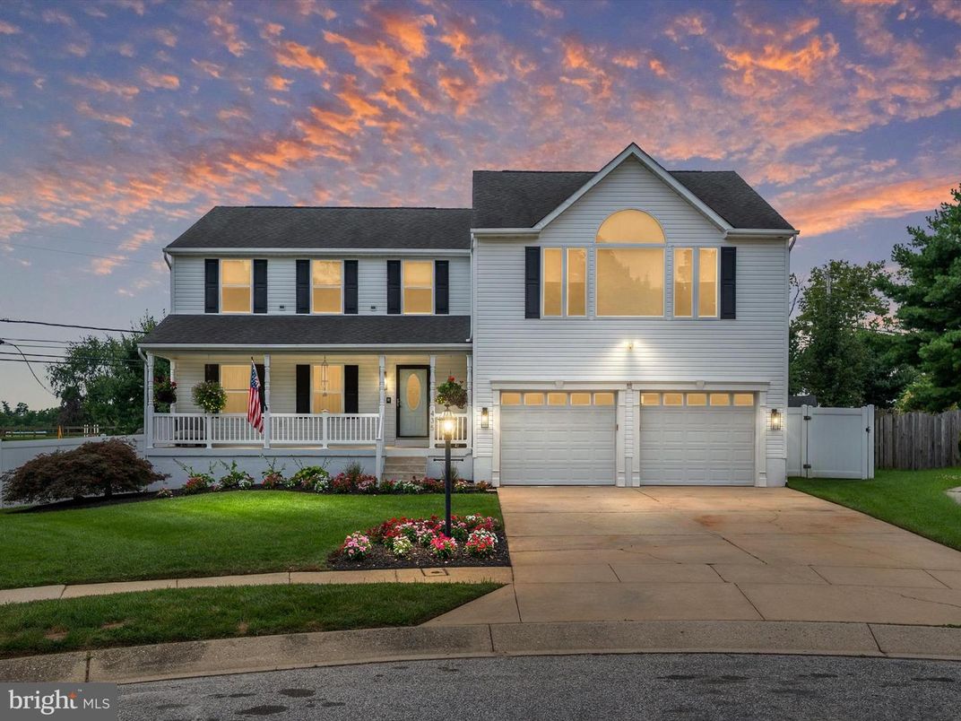 Attached, Exterior, Facade, Farmhouse