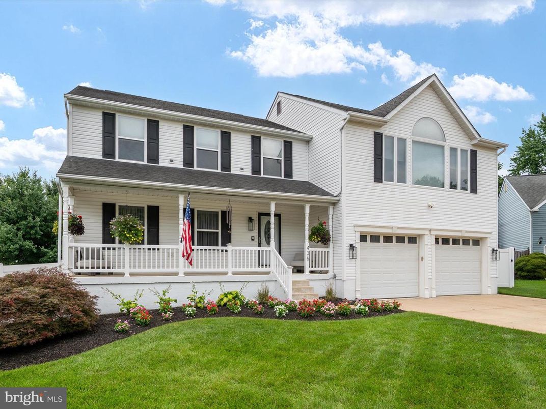 Attached, Exterior, Facade, Farmhouse