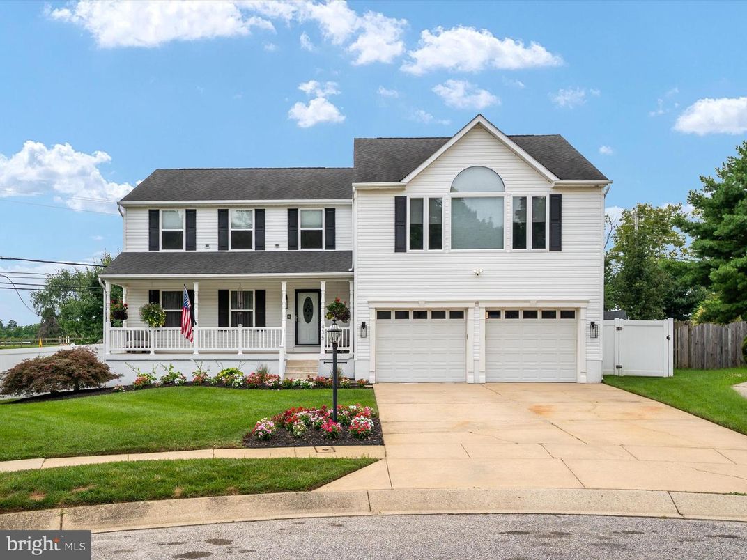 Attached, Exterior, Facade, Raised Ranch