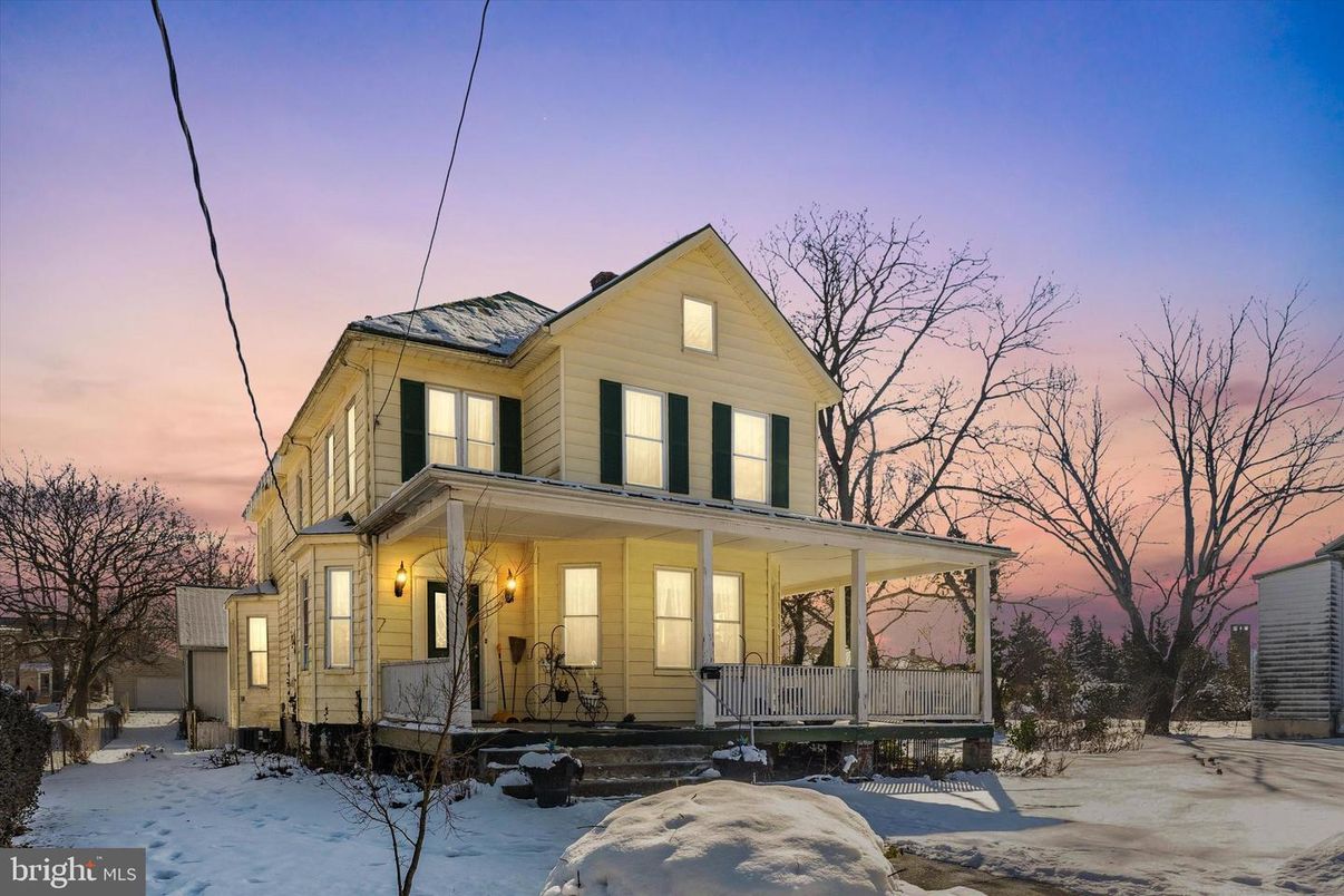 Exterior, Facade, Queen Anne Victorian