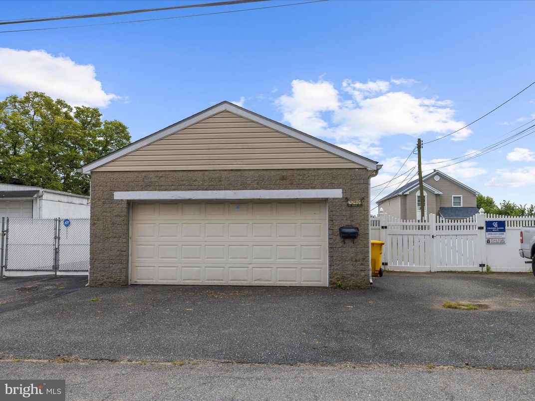 Detached Garage, Exterior