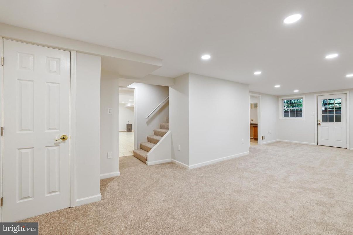 Empty room, Interior, Recessed Lighting