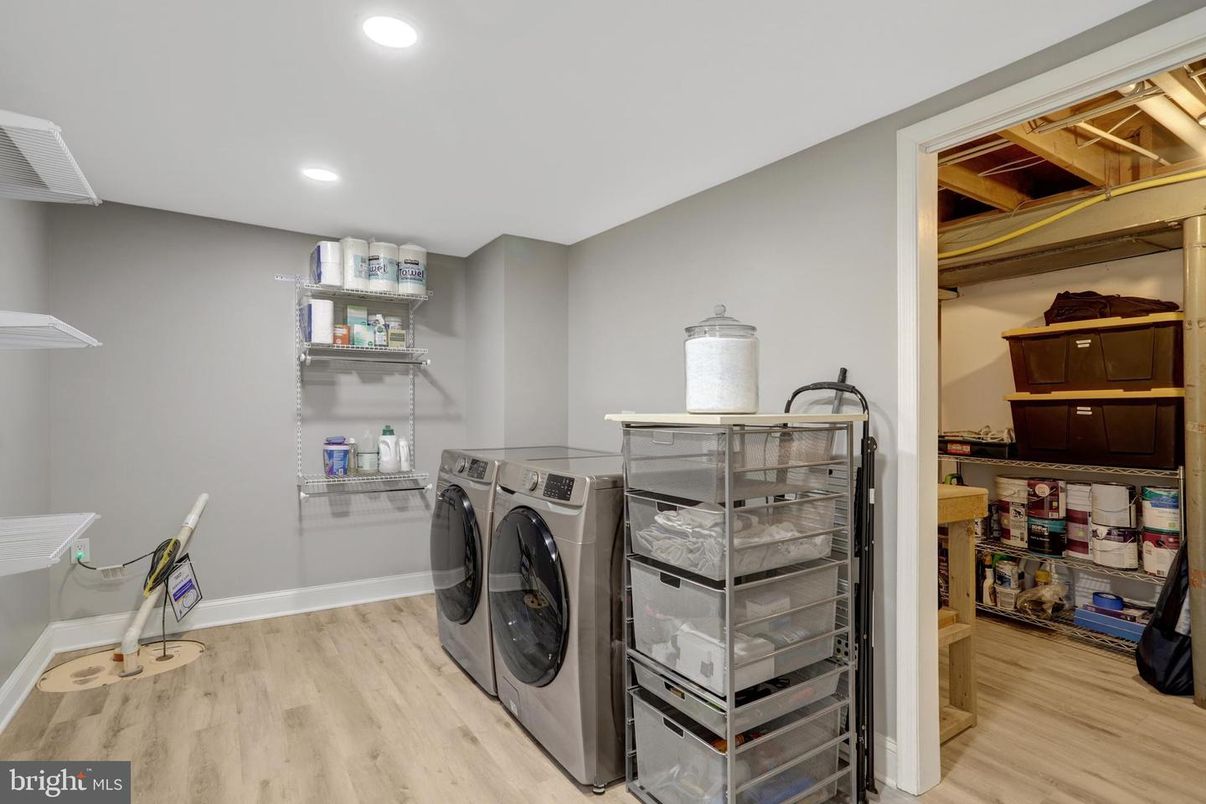 Interior, Recessed Lighting, Washer, Wood Texture Flooring