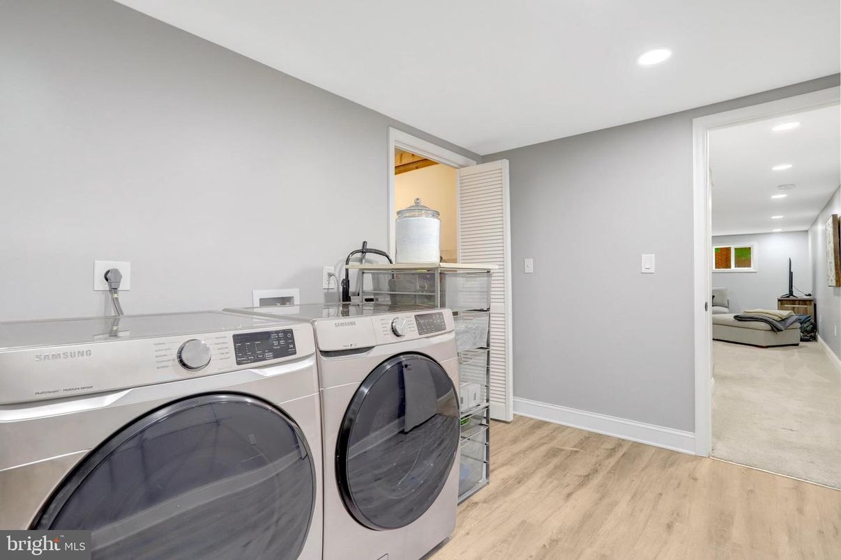 Interior, Recessed Lighting, Washer, Wood Texture Flooring