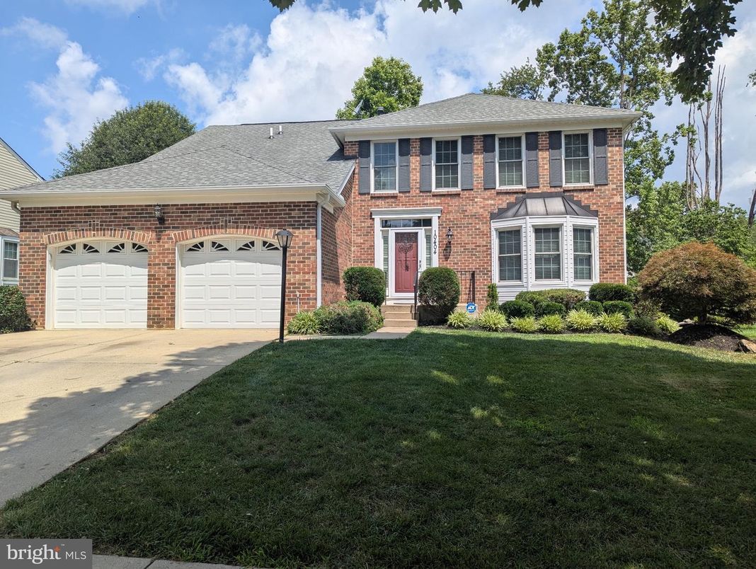 Attached, Exterior, Facade, Brick Facade, Georgian