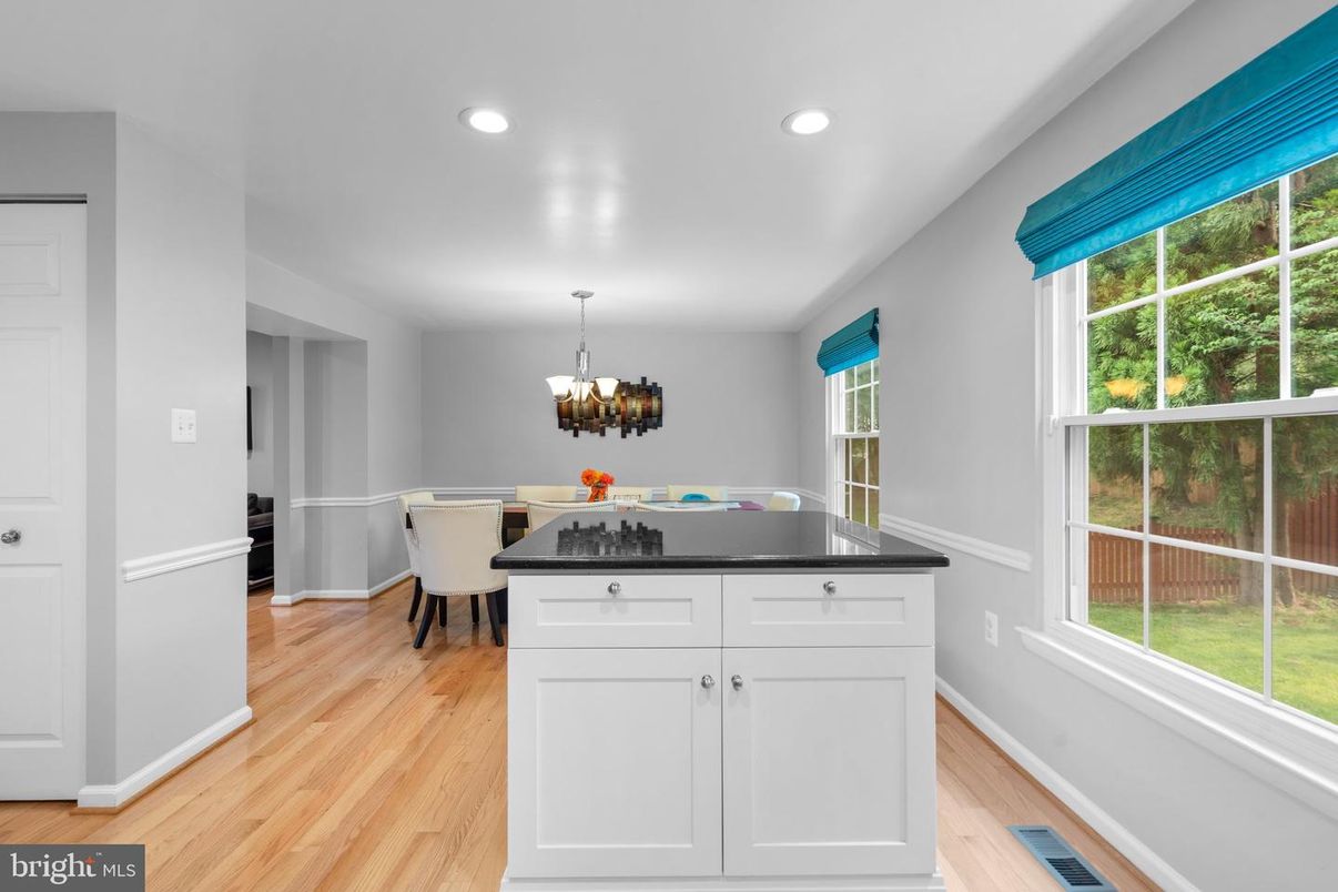 Chandelier, Dining room, Interior, Recessed Lighting, Wood Texture Flooring