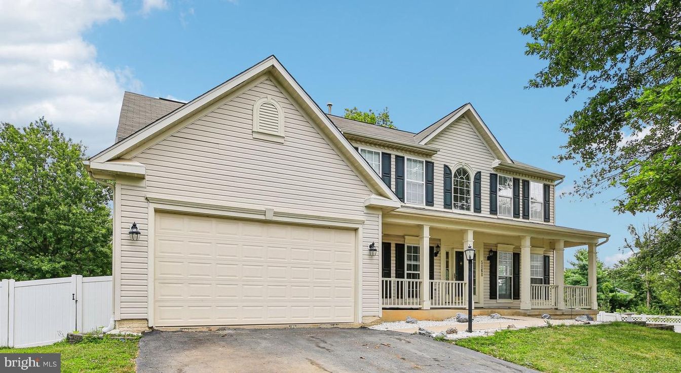 Attached, Exterior, Facade, Farmhouse