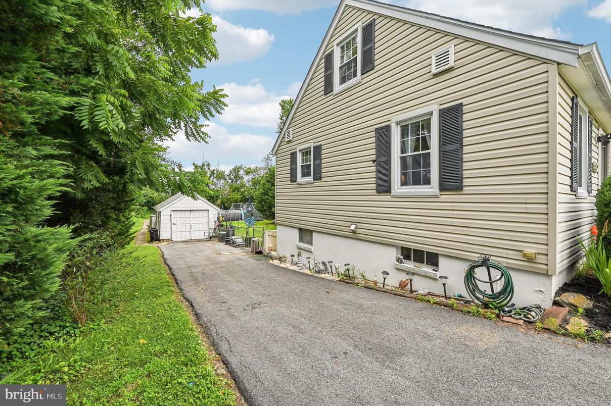 Backyard, Detached Garage, Exterior