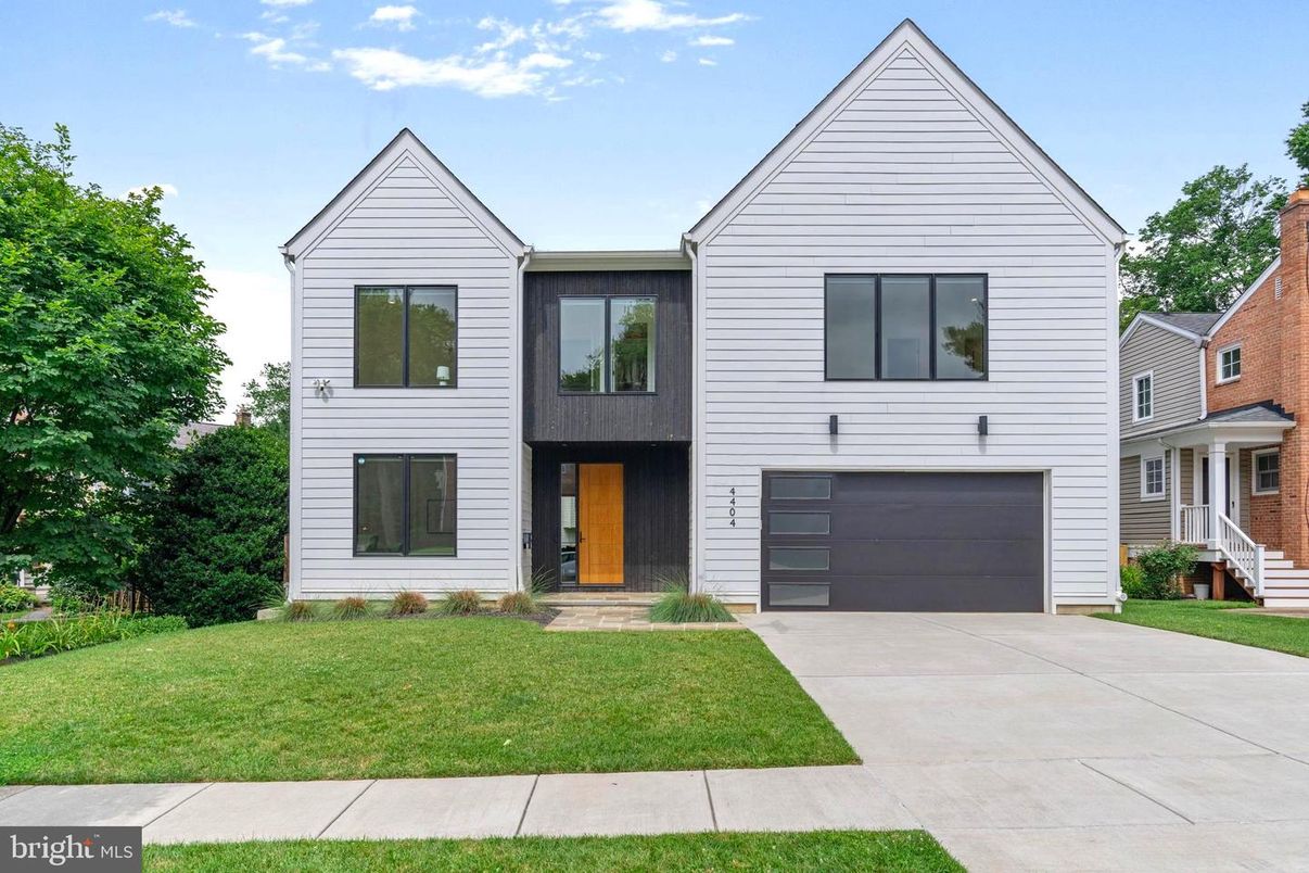 Attached, Exterior, Facade, Farmhouse