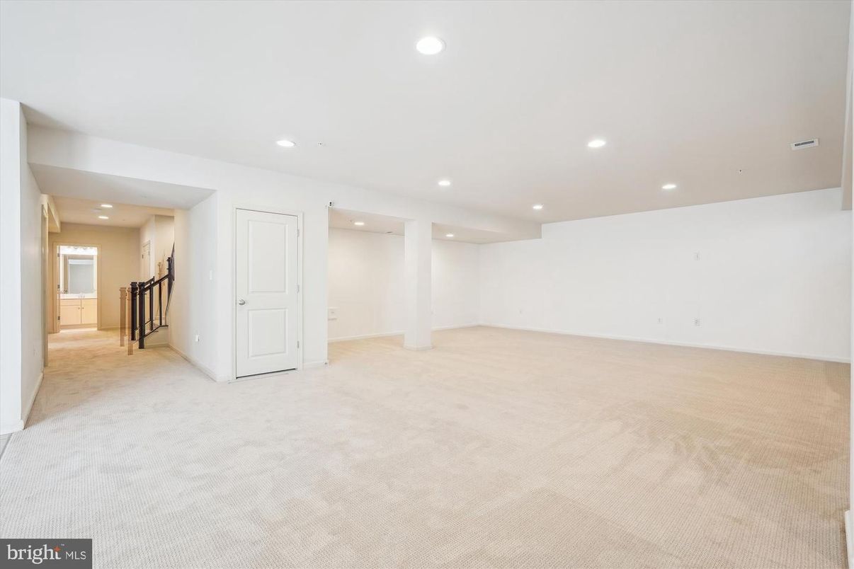 Empty room, Interior, Recessed Lighting