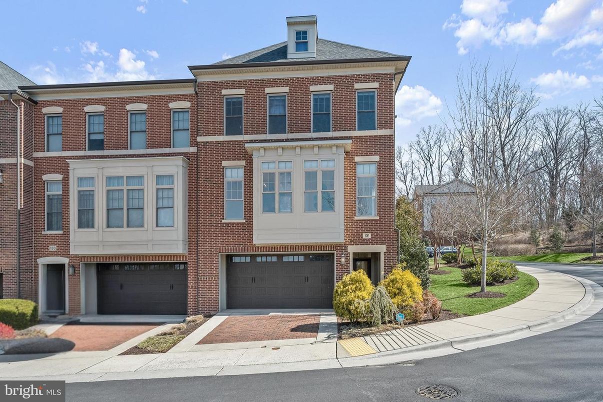 Attached, Exterior, Facade, Brick Facade, Georgian