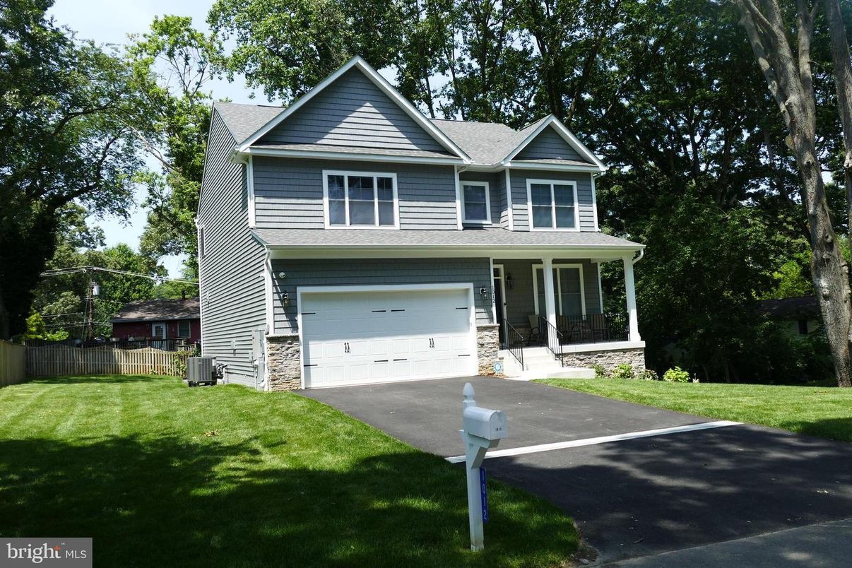 Attached, Exterior, Facade, Farmhouse