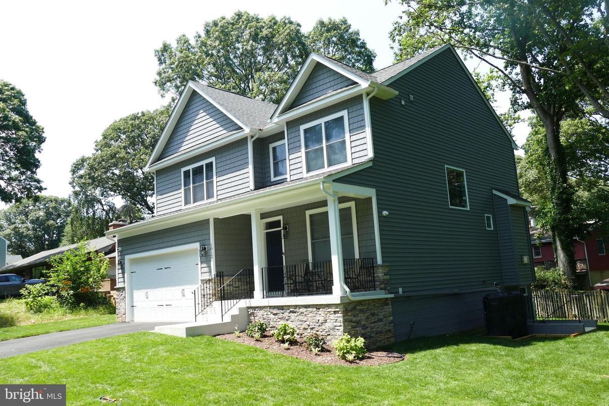 Attached, Exterior, Facade, Farmhouse