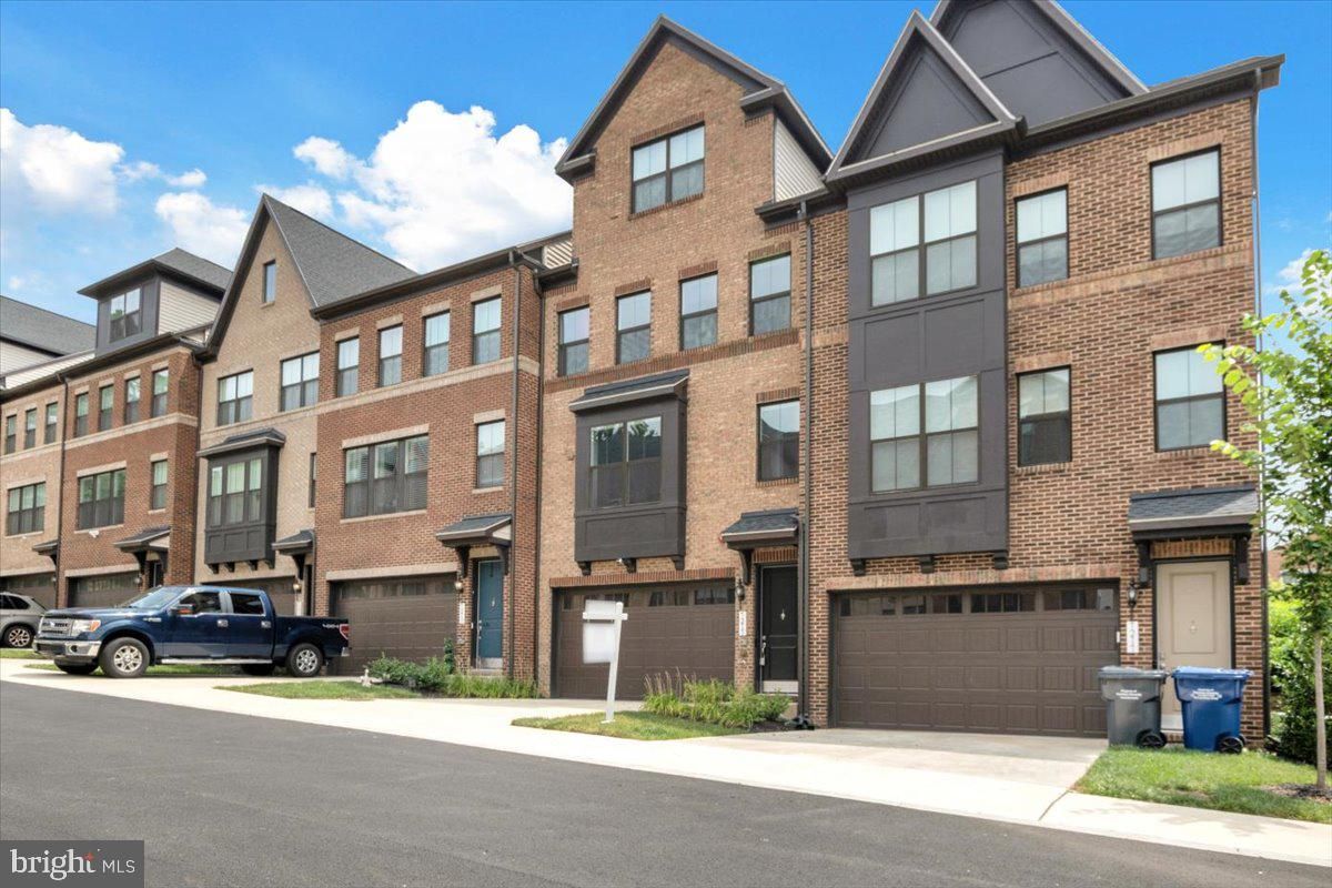Attached, Exterior, Facade, Brick Facade, Rowhouse