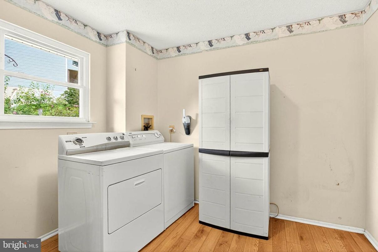 Interior, Washer, Wood Texture Flooring