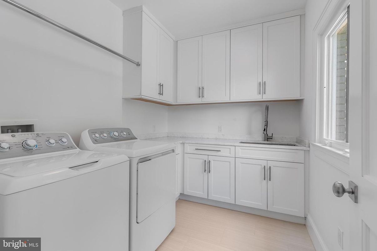 Interior, Washer, Wood Texture Flooring