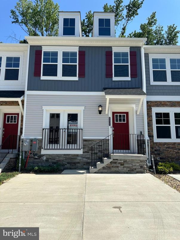 Exterior, Facade, Rowhouse