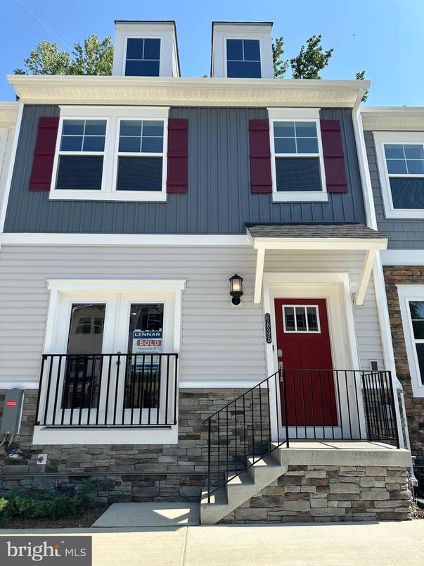 Exterior, Facade, Rowhouse