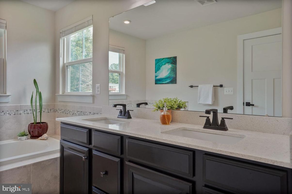 Bathroom, Dual Sink Vanities, Interior, Recessed Lighting