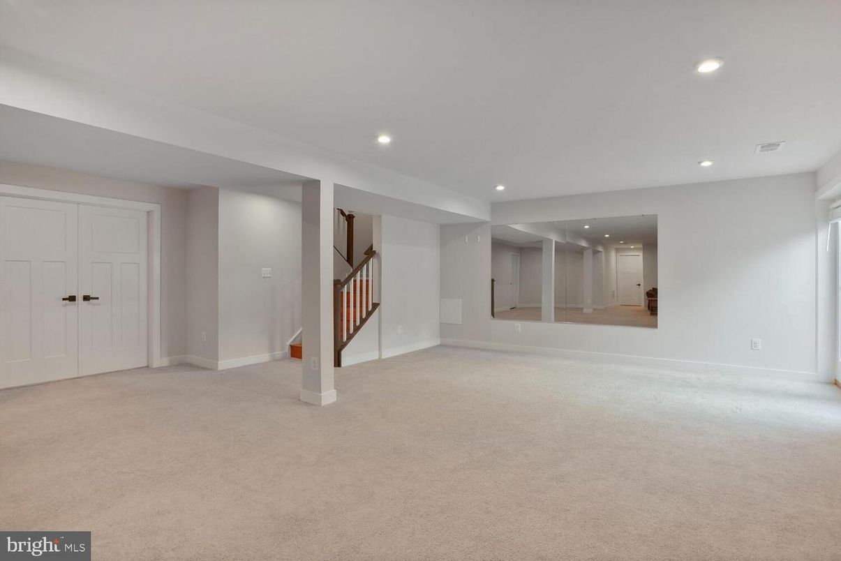 Empty room, Interior, Recessed Lighting