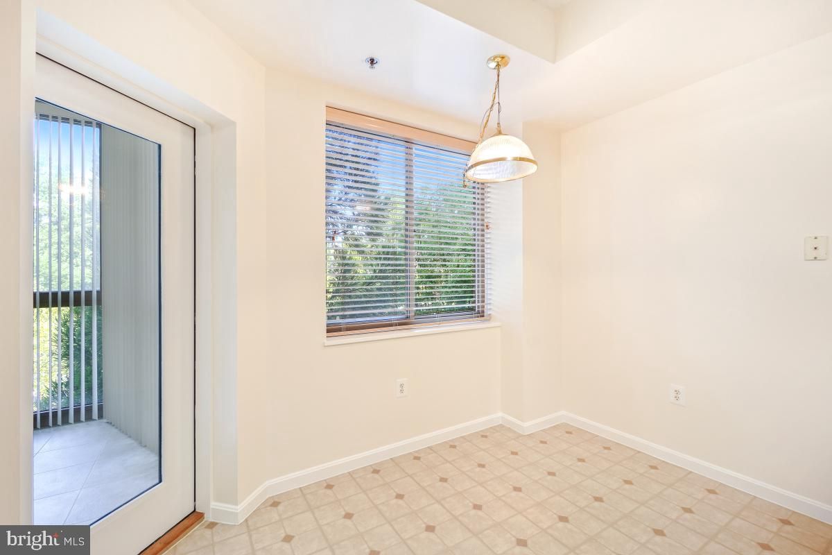 Empty room, Interior, Pendant Lights