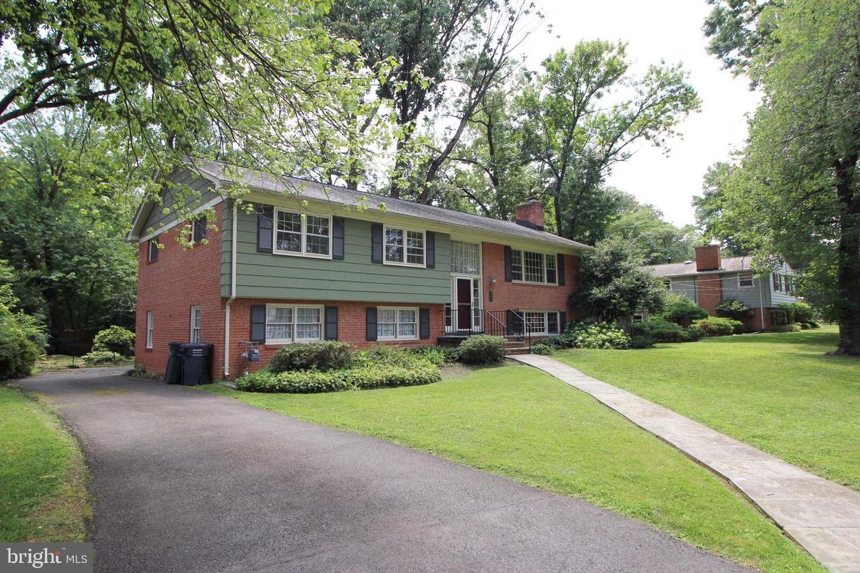 Exterior, Facade, Brick Facade, Raised Ranch