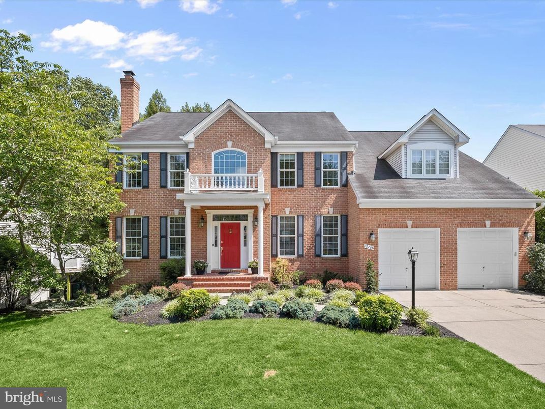 Attached, Exterior, Facade, Brick Facade, Georgian