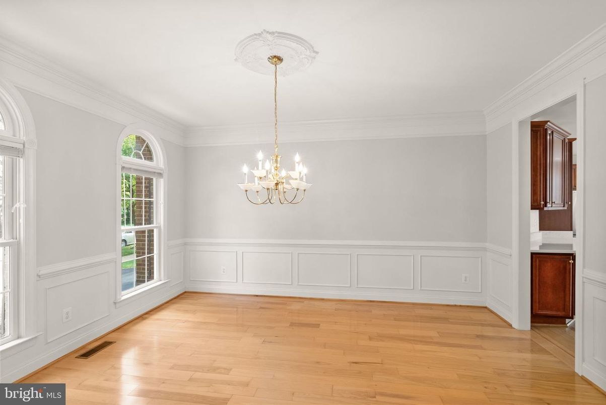 Chandelier, Empty room, Interior, Wood Texture Flooring