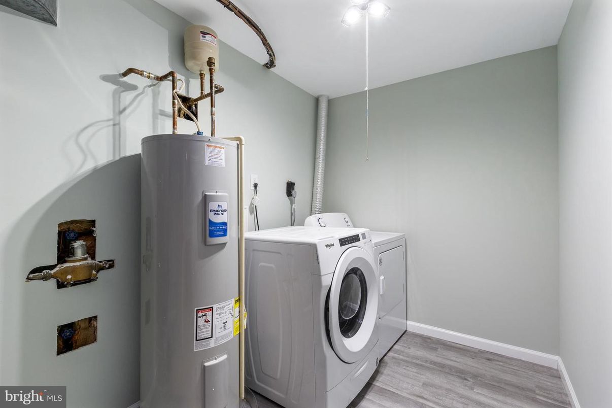 Interior, Washer, Wood Texture Flooring