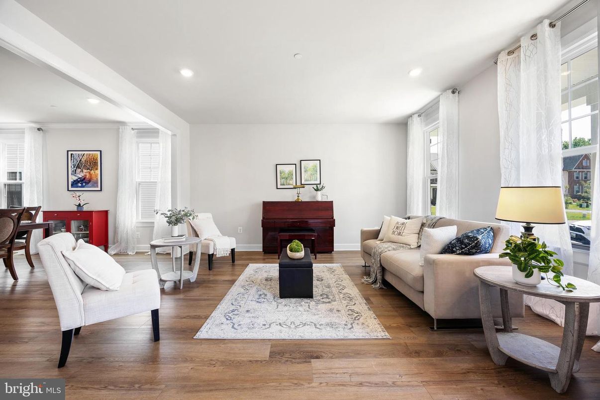 Interior, Living room, Piano, Recessed Lighting, Wood Texture Flooring