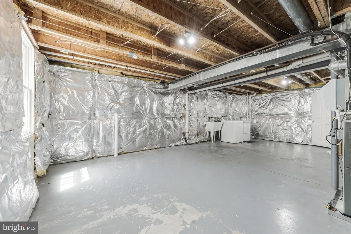 Garage, Interior, Wooden Beams