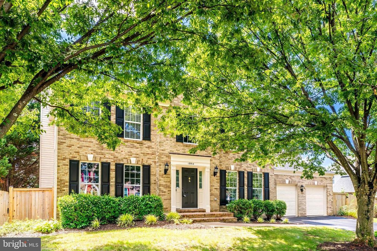 Attached, Exterior, Facade, Brick Facade, Georgian