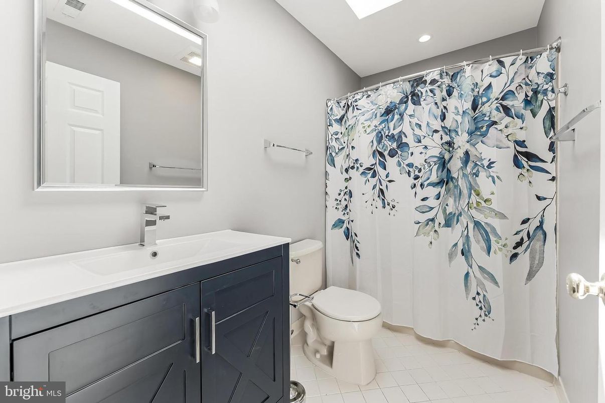 Bathroom, Interior, Recessed Lighting
