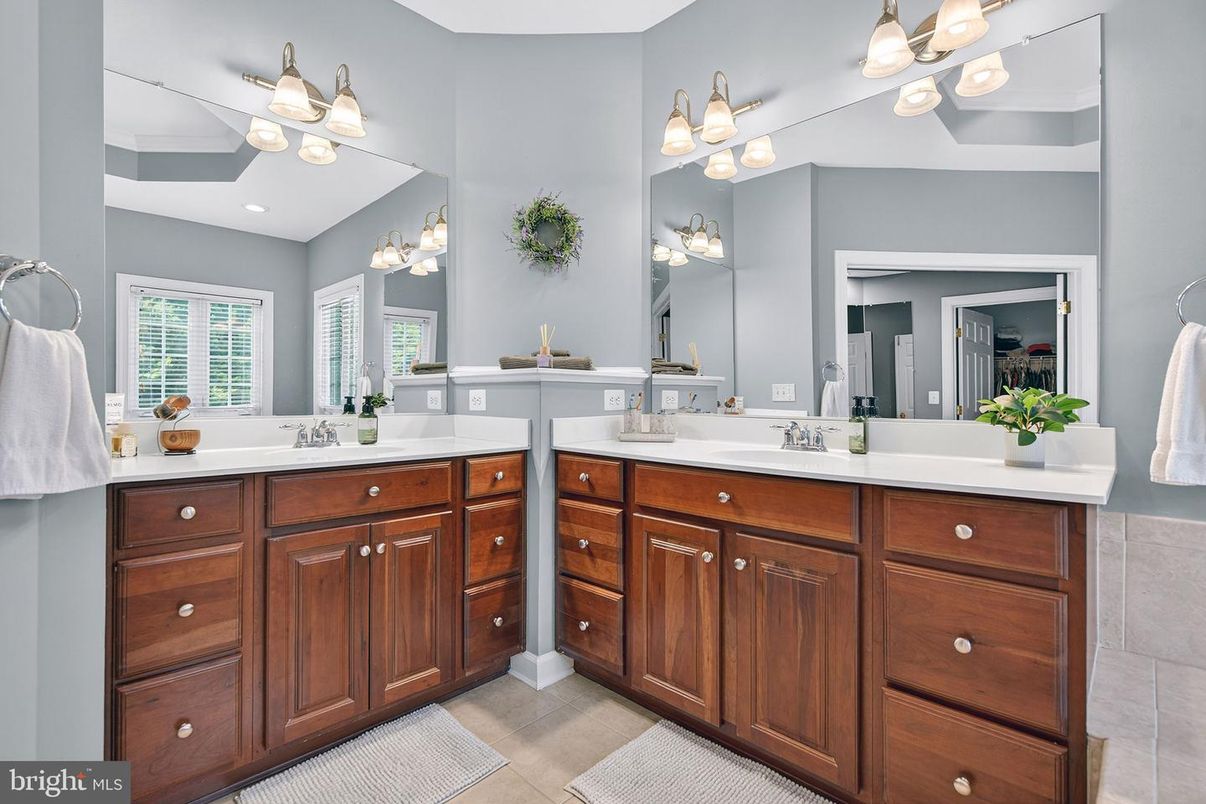 Bathroom, Dual Sink Vanities, Interior, Recessed Lighting