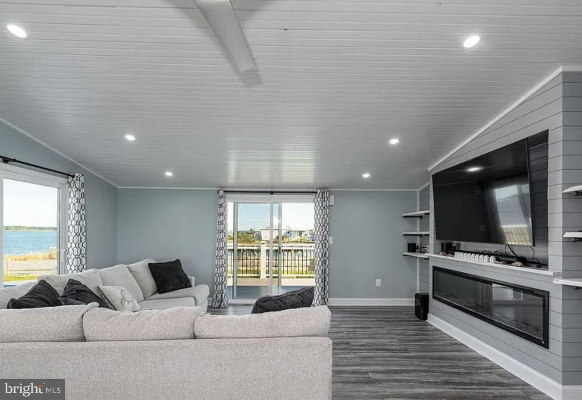 Interior, Living room, Recessed Lighting, Water, Wood Texture Flooring