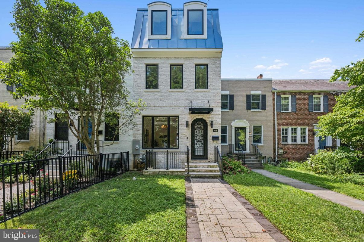 Exterior, Facade, Brick Facade, Rowhouse