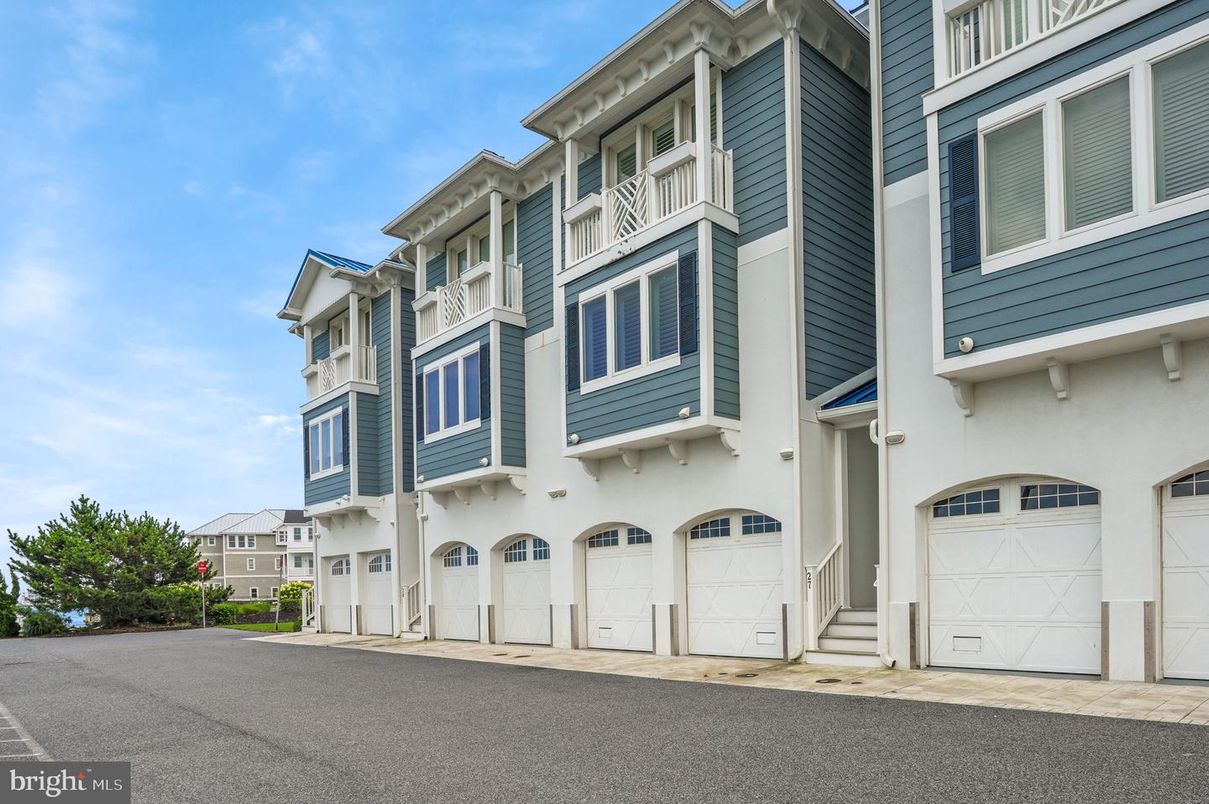 Attached, Exterior, Facade, Rowhouse