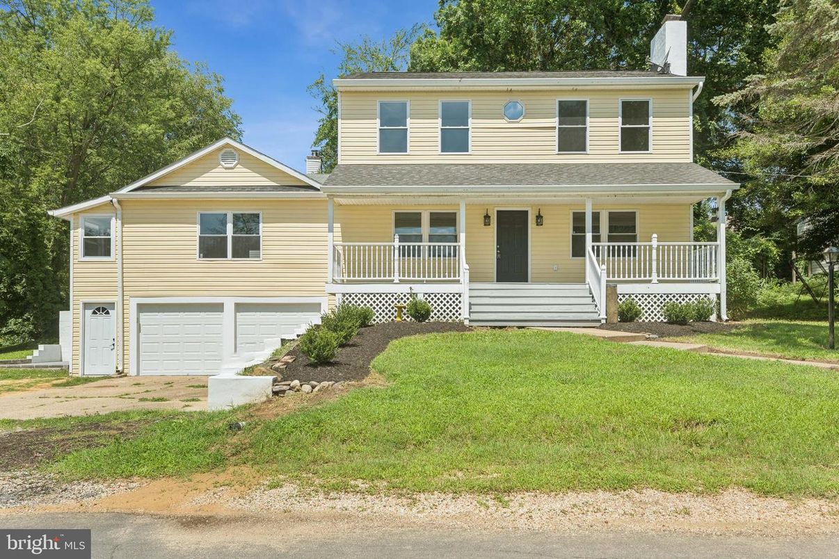 Attached, Exterior, Facade, Split Level