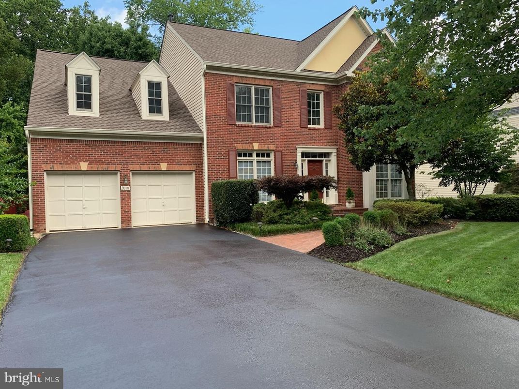 Attached, Exterior, Facade, Brick Facade, Georgian