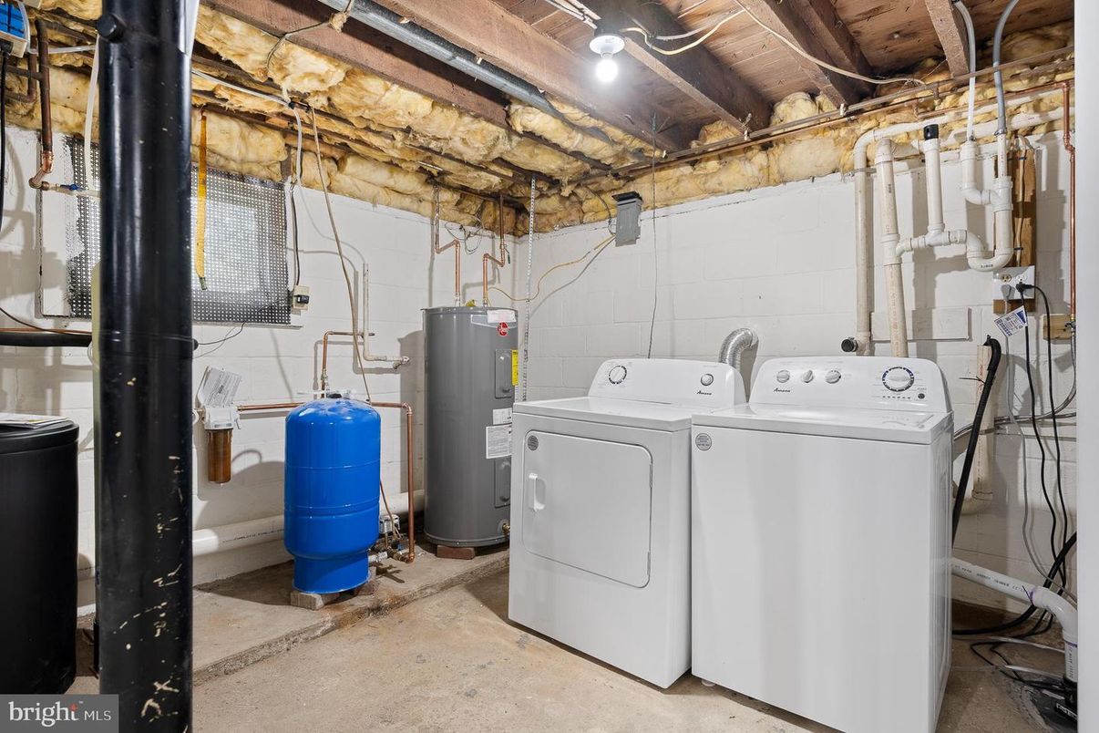 Interior, Washer, Wooden Beams