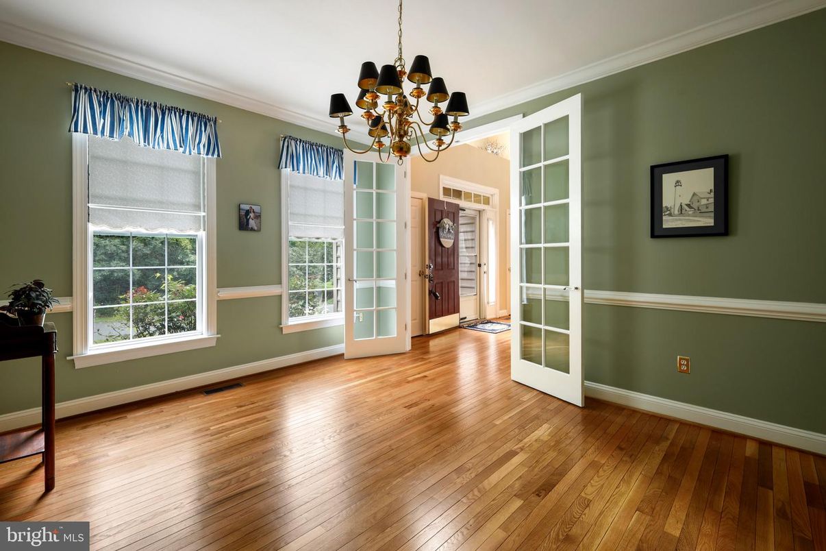 Chandelier, Empty room, Interior, Wood Texture Flooring