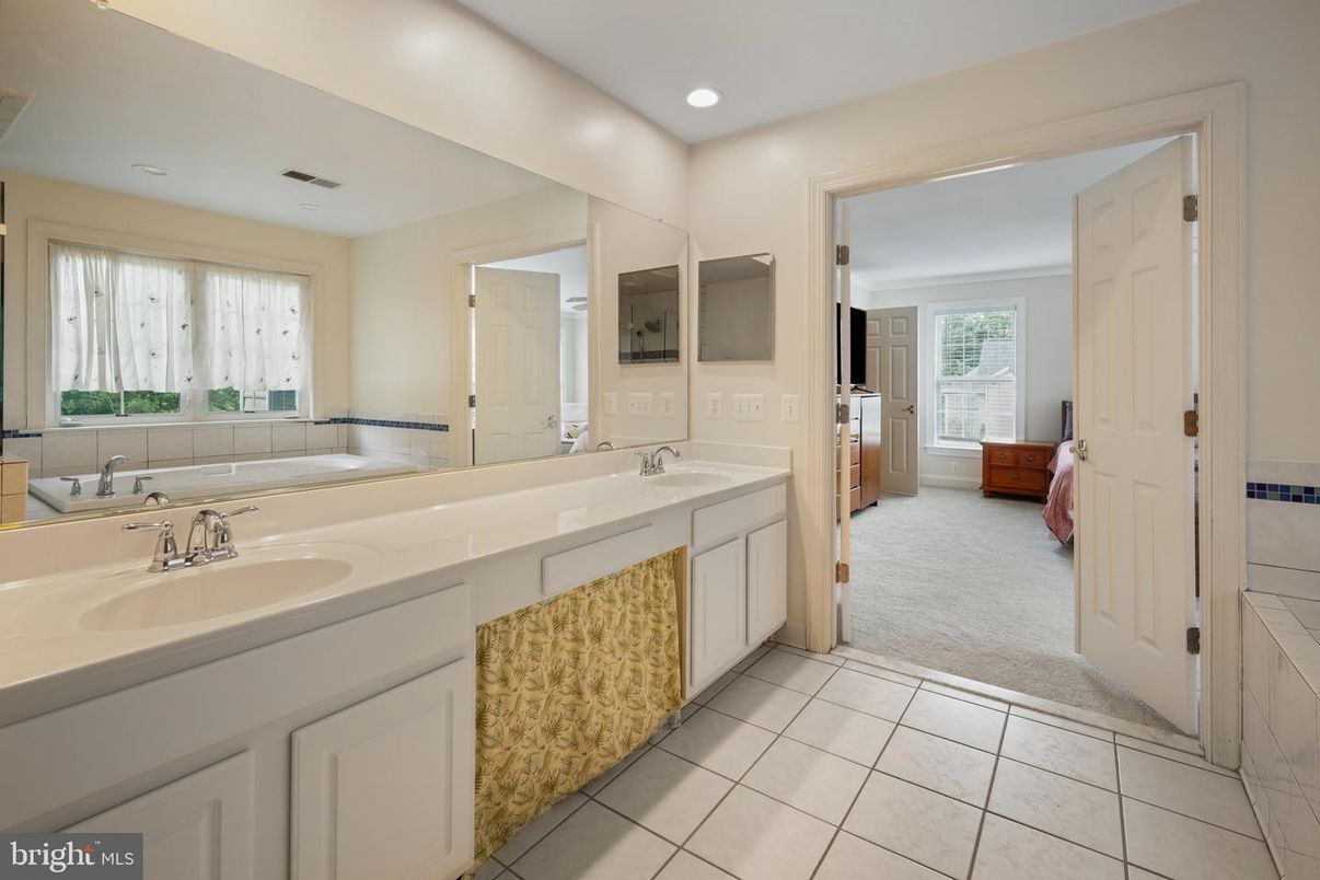 Bathroom, Dual Sink Vanities, Interior, Recessed Lighting