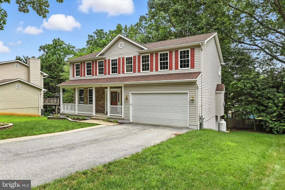 Attached, Exterior, Facade, Raised Ranch