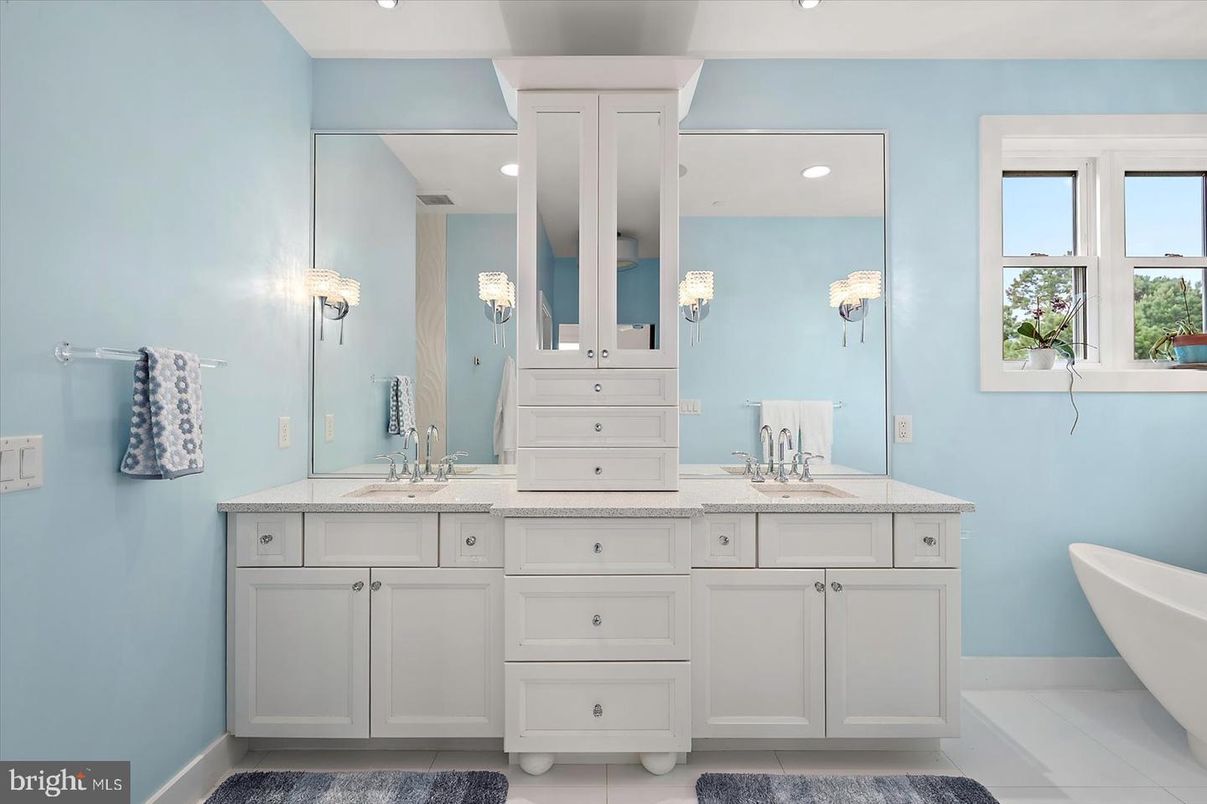 Bathroom, Dual Sink Vanities, Interior, Recessed Lighting