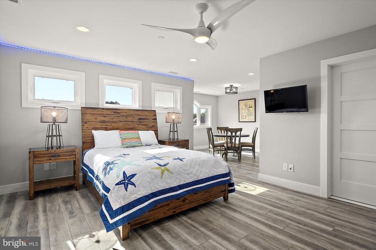 Bedroom, Dining room, Interior, Recessed Lighting, Wood Texture Flooring