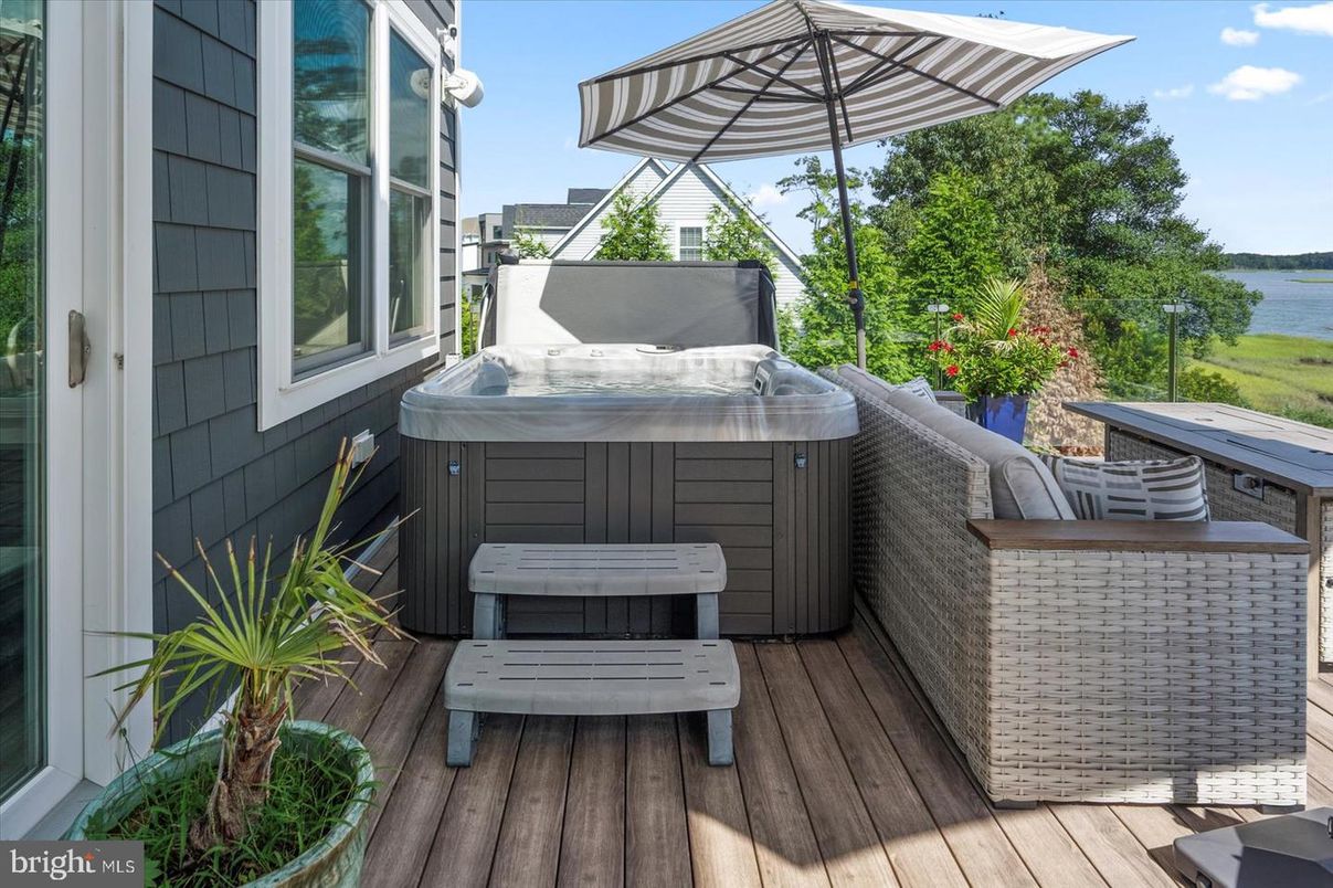 Exterior, Hot Tub, Water