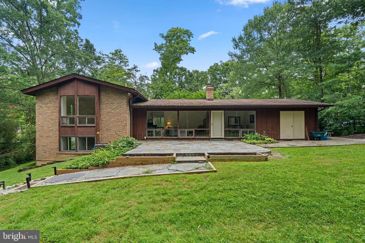 Backyard, Exterior, Facade, Brick Facade, Split Level