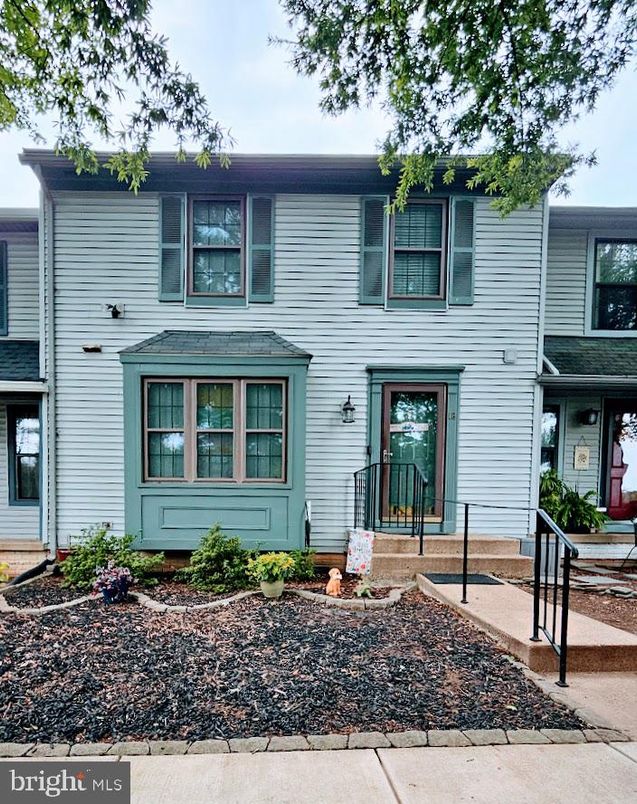 Exterior, Facade, Rowhouse